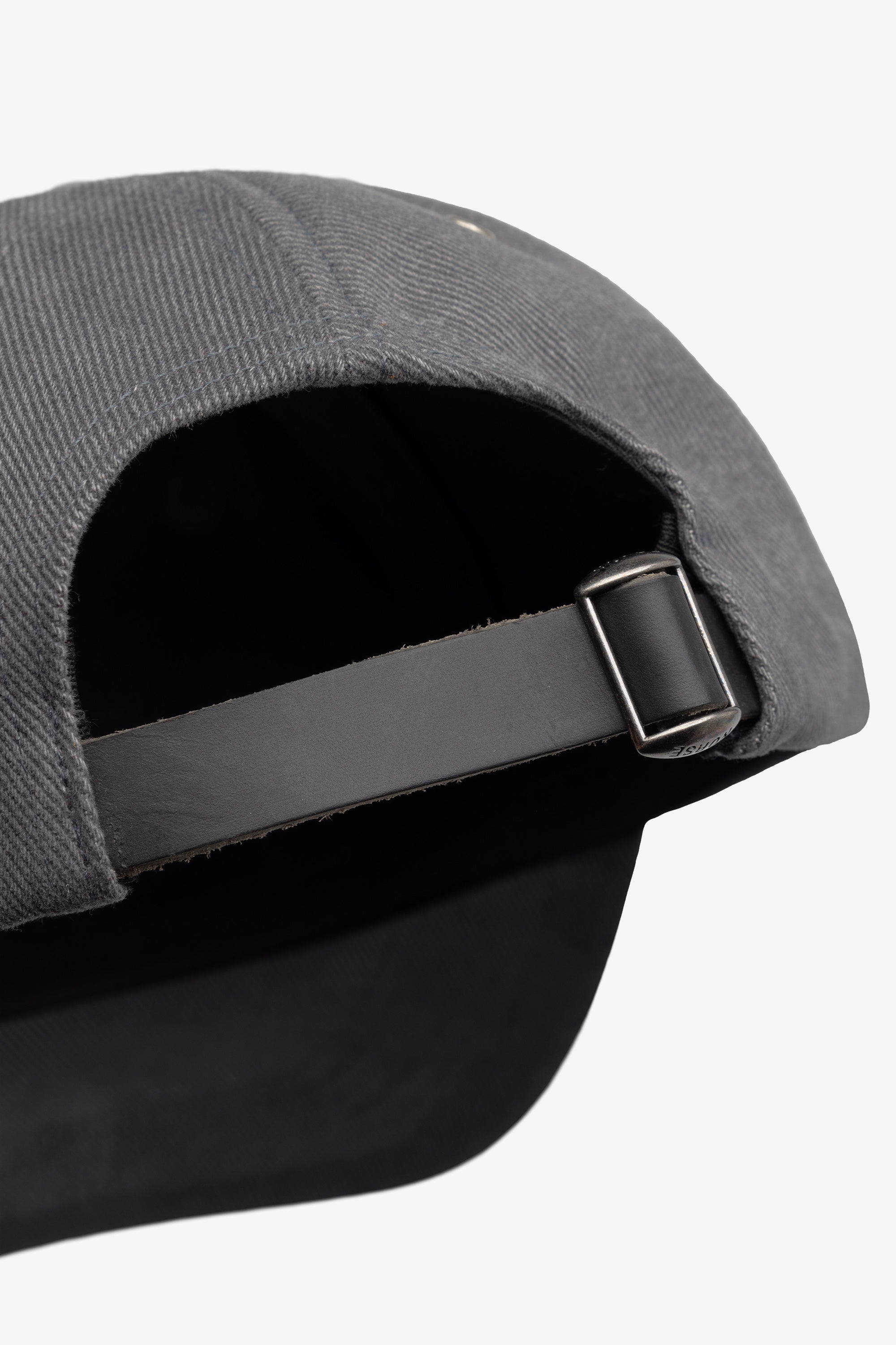 Casquette 6 pans - Une casquette sport à six pans coupée dans un tissu épais lavé - Une casquette sport à six pans coupée dans un tissu épais lavé - Une casquette sport à six pans coupée da…