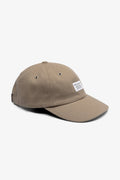Casquette à 6 pans - Une casquette de sport à six pans coupée dans un sergé épais délavé - Dotée d'une étiquette griffée à l'avant, d'œillets métalliques et d'une fermeture à curseur métallique griffée