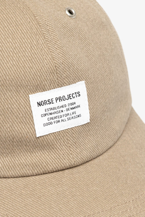 Casquette à 6 pans - Une casquette de sport à six pans coupée dans un sergé épais délavé - Dotée d'une étiquette griffée à l'avant, d'œillets métalliques et d'une fermeture à curseur métallique griffée