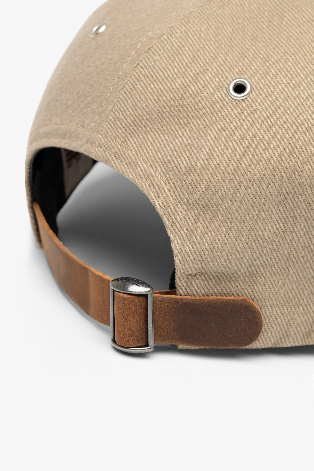 Casquette à 6 pans - Une casquette de sport à six pans coupée dans un sergé épais délavé - Dotée d'une étiquette griffée à l'avant, d'œillets métalliques et d'une fermeture à curseur métallique griffée