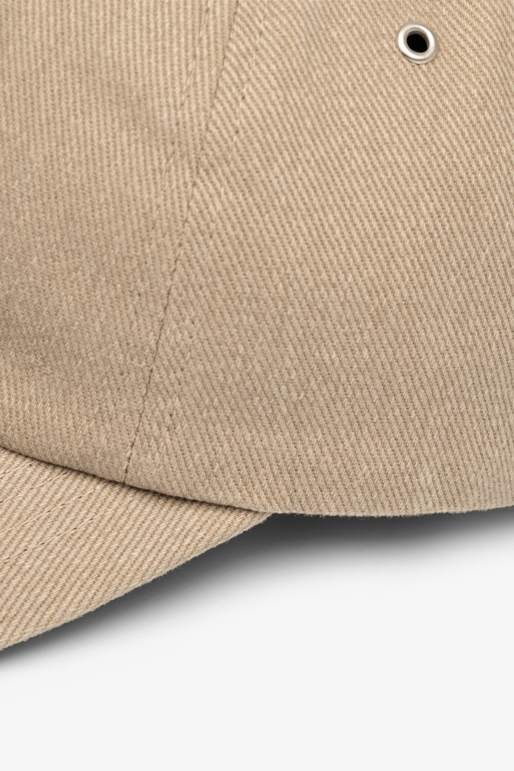 Casquette à 6 pans - Une casquette de sport à six pans coupée dans un sergé épais délavé - Dotée d'une étiquette griffée à l'avant, d'œillets métalliques et d'une fermeture à curseur métallique griffée