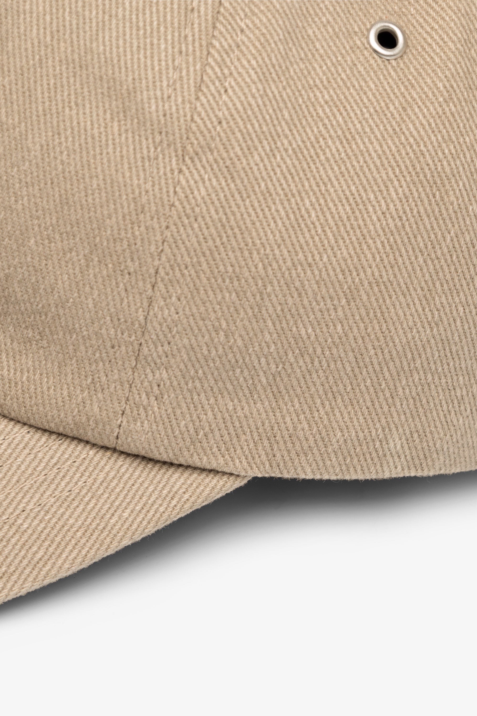 Casquette à 6 pans - Une casquette de sport à six pans coupée dans un sergé épais délavé - Dotée d'une étiquette griffée à l'avant, d'œillets métalliques et d'une fermeture à curseur métallique griffée