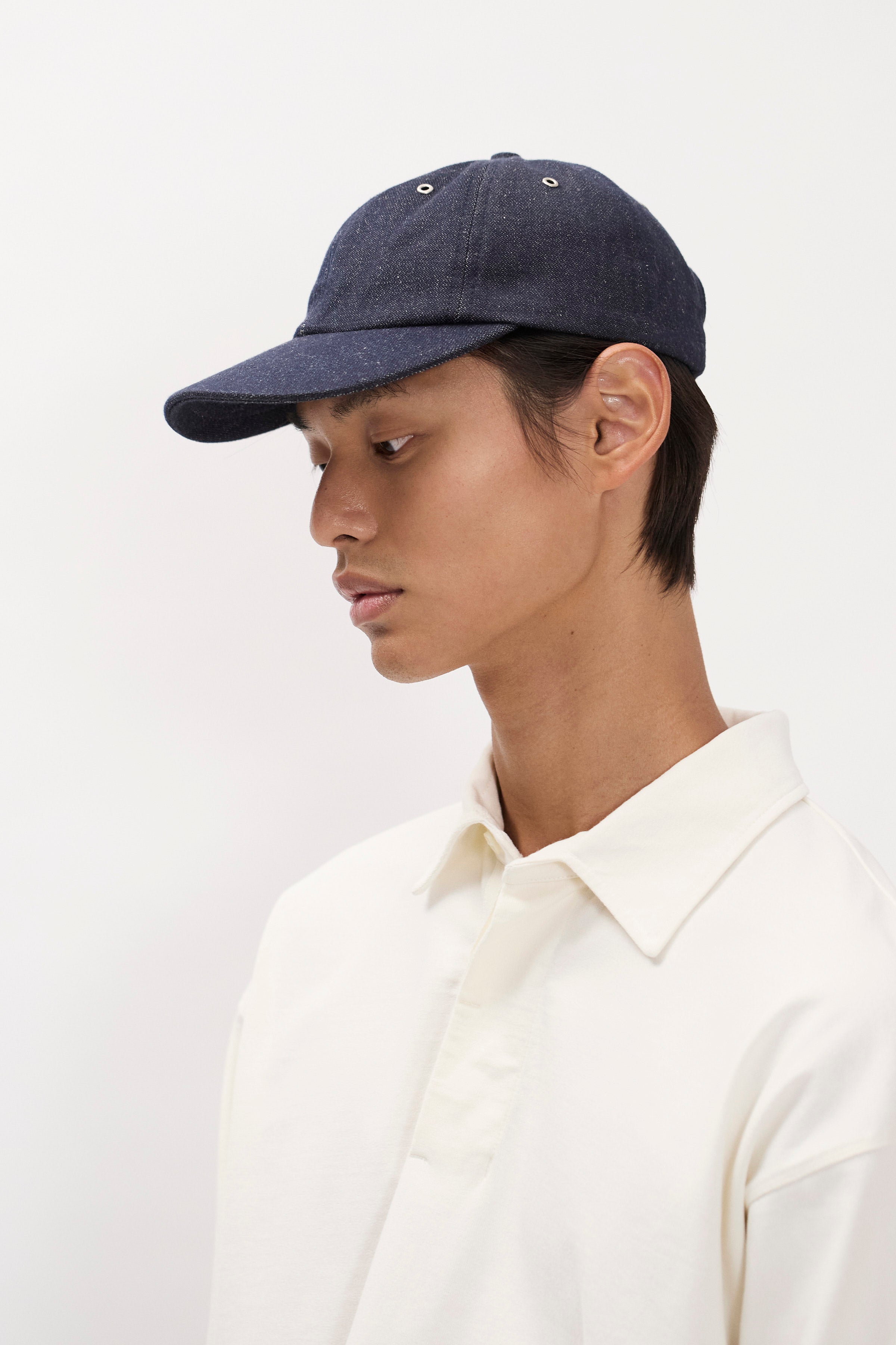 Casquette 6 panneaux en coton-lin denim - Une casquette sport à six panneaux coupée dans un denim selvedge en coton-lin du fabricant français Manufacture Métis - Une casquette à six panneaux…