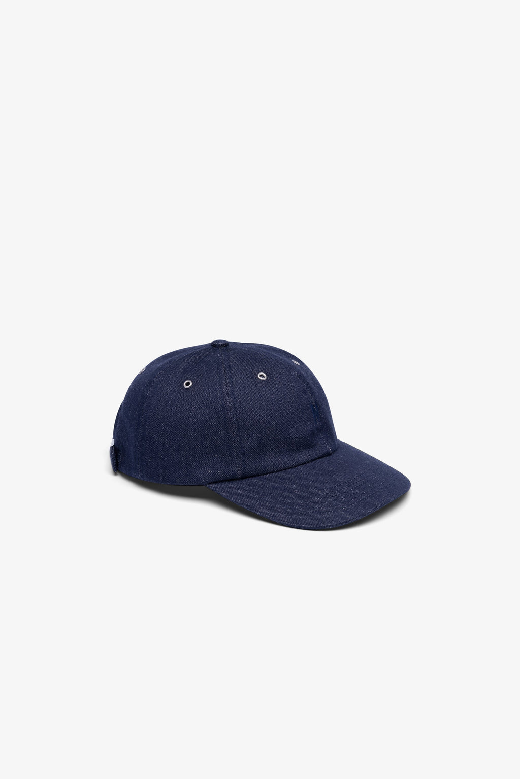 Casquette 6 panneaux en coton-lin denim - Une casquette sport à six panneaux coupée dans un denim selvedge en coton-lin du fabricant français Manufacture Métis - Une casquette à six panneaux…