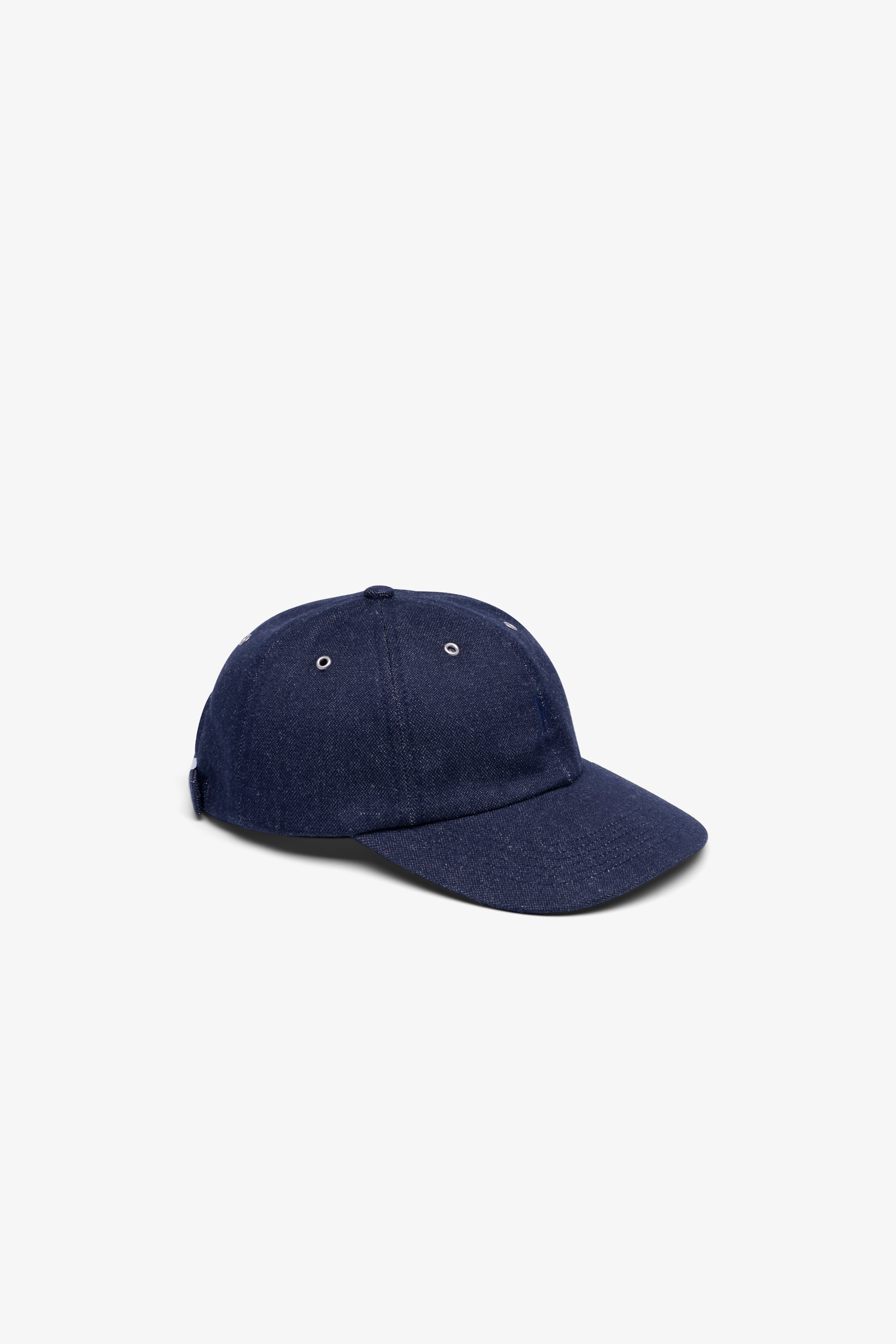 Casquette 6 panneaux en coton-lin denim - Une casquette sport à six panneaux coupée dans un denim selvedge en coton-lin du fabricant français Manufacture Métis - Une casquette à six panneaux…